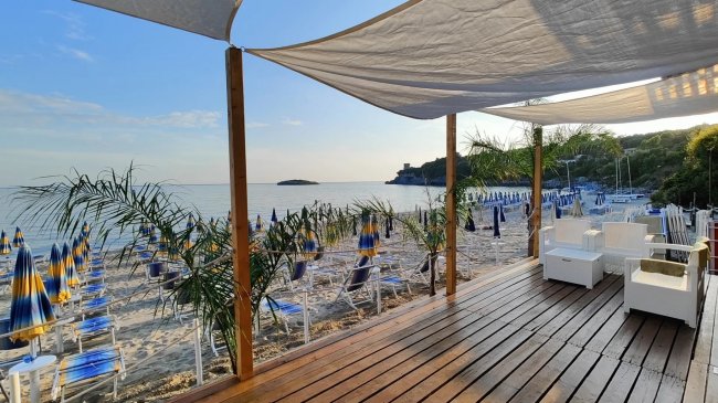 Spiaggia con ombrelloni gialli e blu.