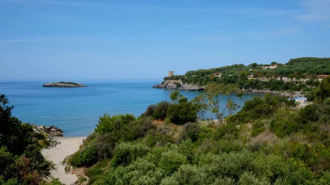 Vista panoramica sul mare e isola.
