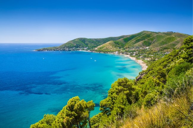 Costa verde, mare blu e colline.