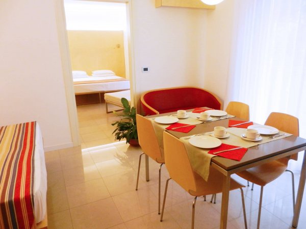 Sala da pranzo moderna con tavolo e sedie.