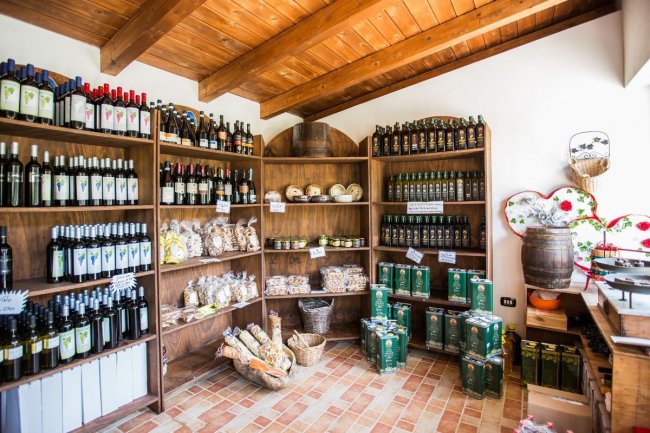 Scaffali con vini e prodotti alimentari.
