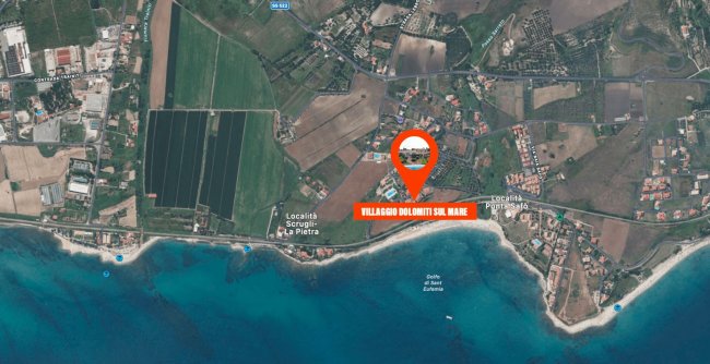 Vista aerea di un villaggio costiero vicino al mare.