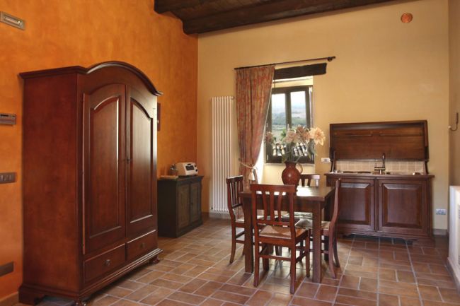 Cucina rustica con tavolo e mobili in legno.