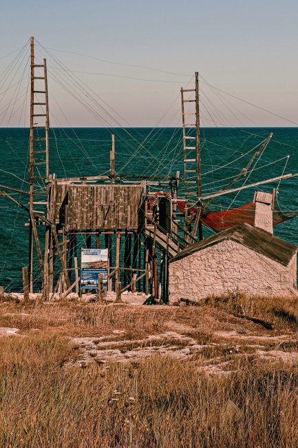 Una costruzione in legno sul mare con attrezzature di pesca tradizionali.