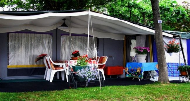 Tenda da campeggio con tavolo e fiori.