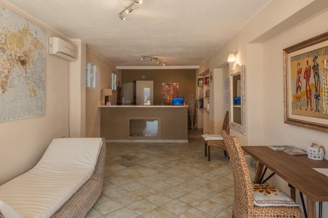 Interno di una reception con arredi moderni.
