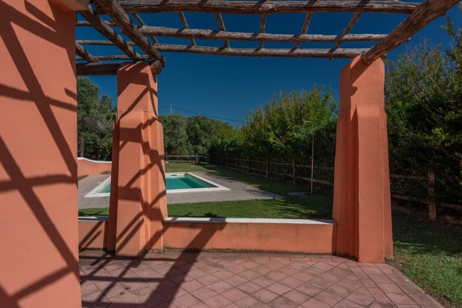 Pergolato con vista su piscina rettangolare.