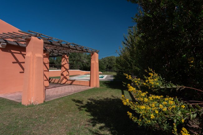 Veranda arancione con tettoia e giardino.