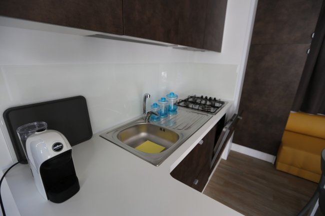 Cucina moderna con lavandino e piano cottura.