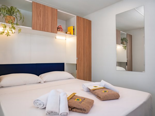 Camera da letto con letto matrimoniale e armadio.