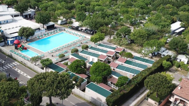 Veduta aerea di un campeggio con piscina.