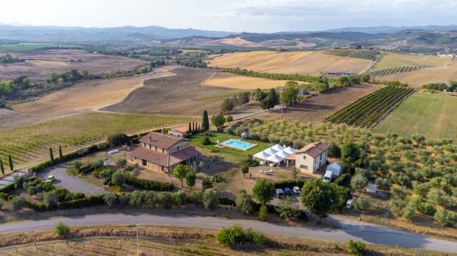 Vista di un agriturismo tra i campi.