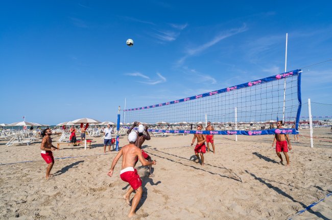 Partita di beach volley sulla spiaggia.