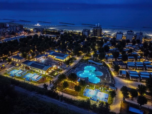 Vista notturna di un villaggio turistico illuminato.
