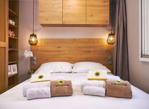 Camera da letto accogliente con asciugamani.