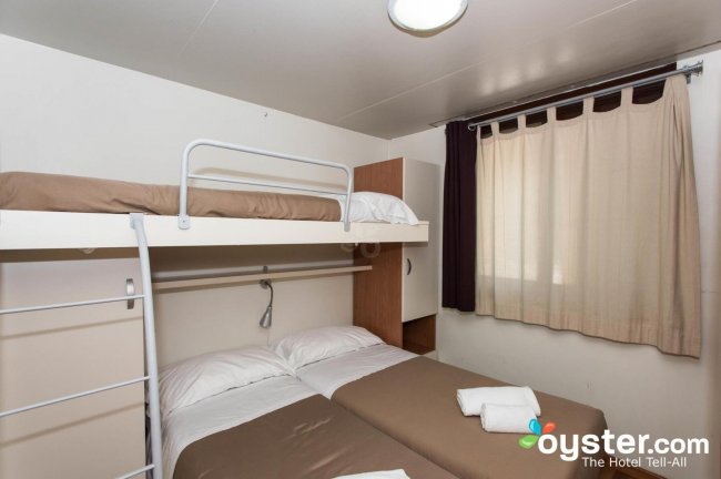 Letto a castello con materasso sottostante in una camera semplice.