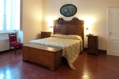 Camera da letto con arredamento in legno e letto matrimoniale.