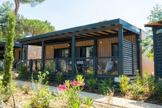 Bungalow moderno con giardino fiorito.