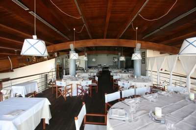 Un ristorante elegante con tavoli apparecchiati e soffitto in legno.