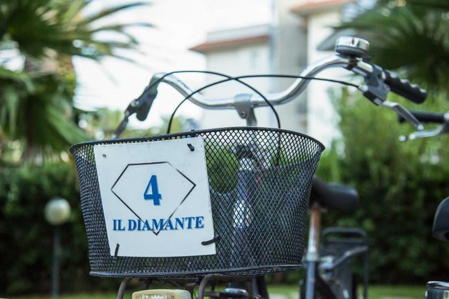Bicicletta con cestino e cartello 