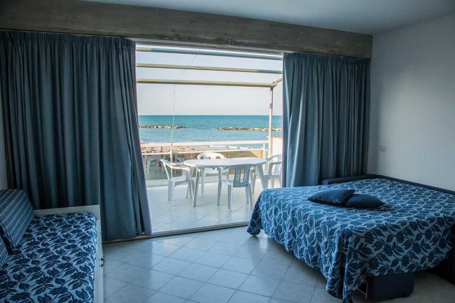 Camera con vista mare e due letti.