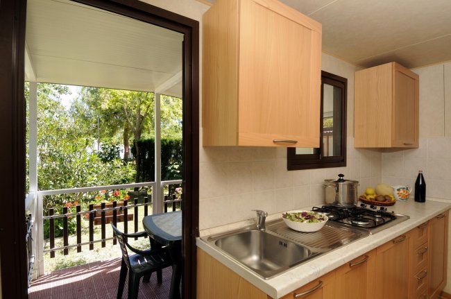 Cucina con vista sul giardino esterno.