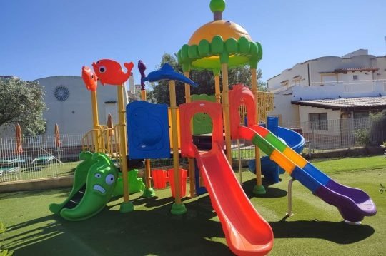 Dettaglio di un vivace scivolo per bambini.