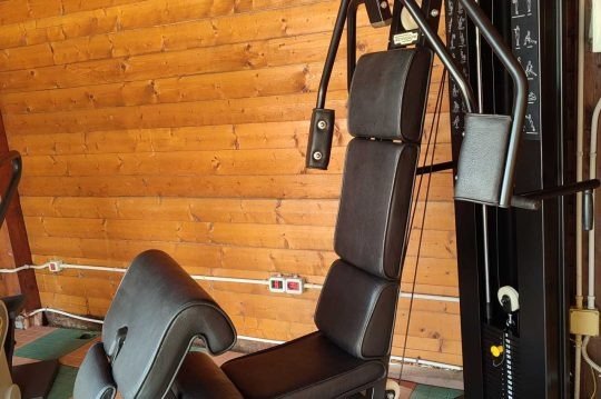 Macchina per esercizi con panca nera.