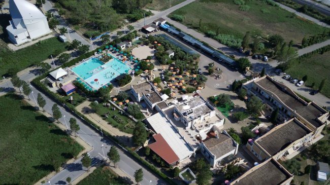 Veduta aerea di un complesso con piscine.