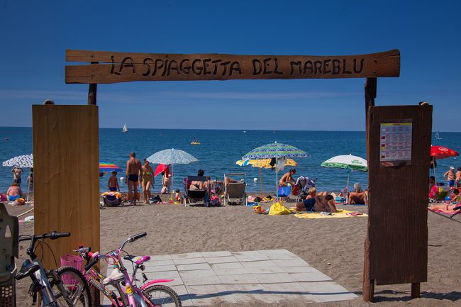 Ingresso alla spiaggia con insegna 