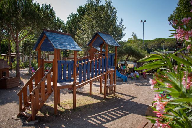 Struttura in legno con tettoie nel parco giochi.