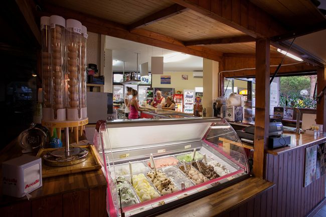 Banco gelati in un negozio interno.