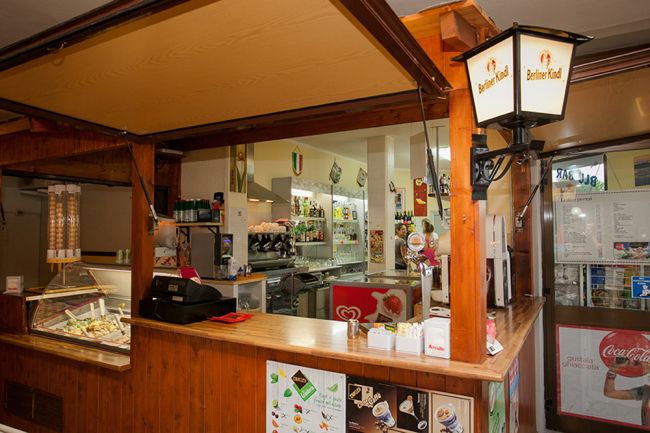 Chiosco con bancone in legno e lanterna.