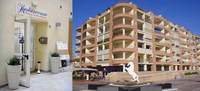 Ingresso di un residence chiamato Mediterraneo e un grande edificio moderno con balconi curvi.