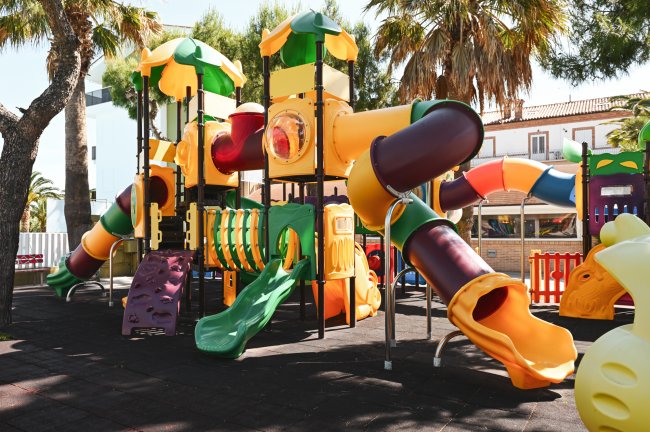Parco giochi colorato con scivoli e arrampicate.