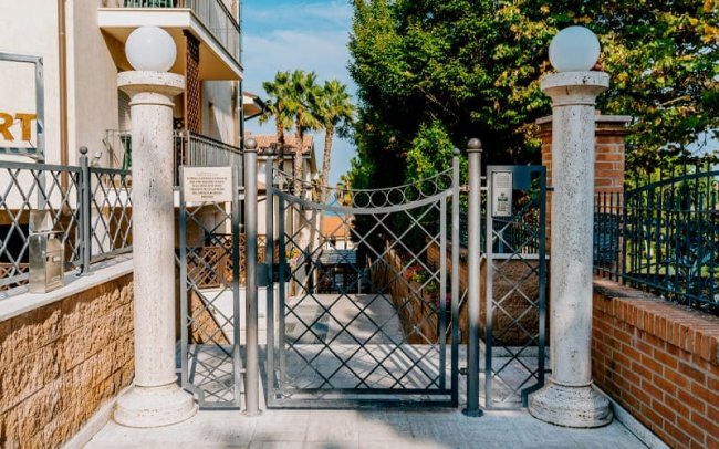 Un cancello con colonne di pietra.