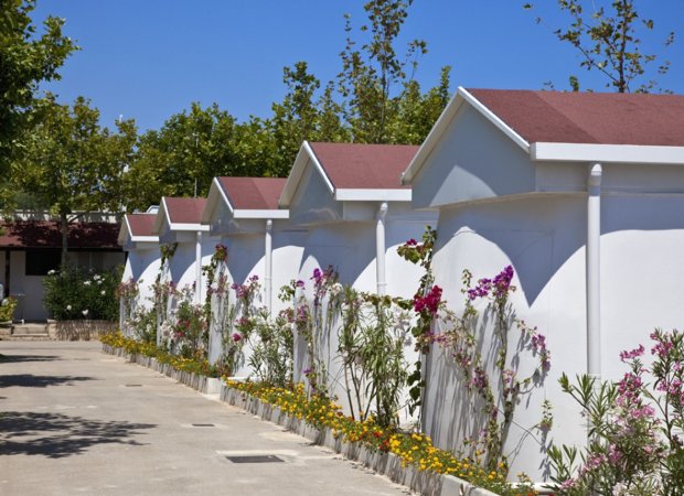 File di bungalow bianchi con fiori colorati.