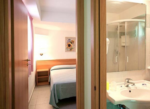 Camera da letto con bagno adiacente.