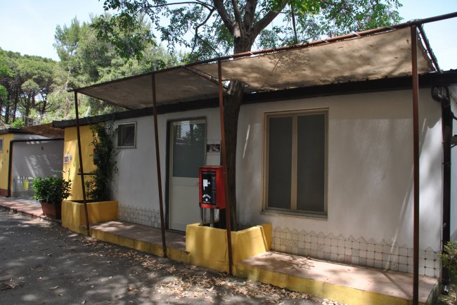 Piccolo edificio bianco con tettoia.