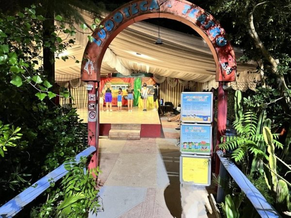Palco in un teatro all'aperto con arco di legno.