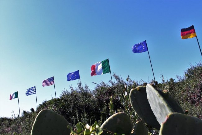 Bandiere di diverse nazioni sventolano su una collina.