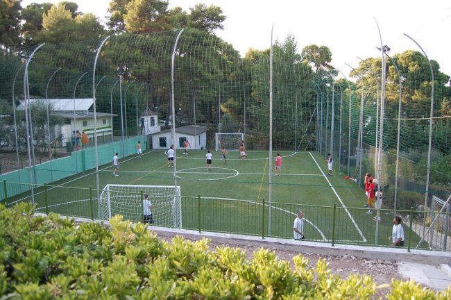 Campo da calcio a cinque recintato.