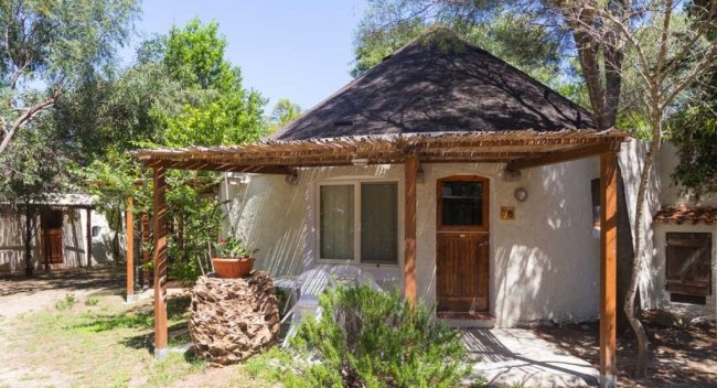 Bungalow con veranda e giardino.