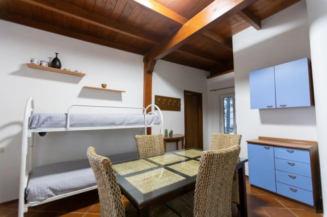 Area soggiorno con letto a castello e tavolo da pranzo.