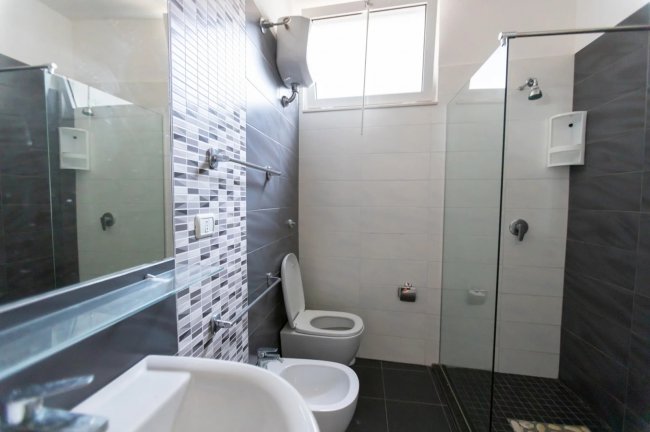 Bagno moderno con doccia e sanitari.