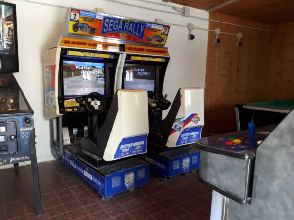Cabine di guida Sega Rally in una sala giochi.
