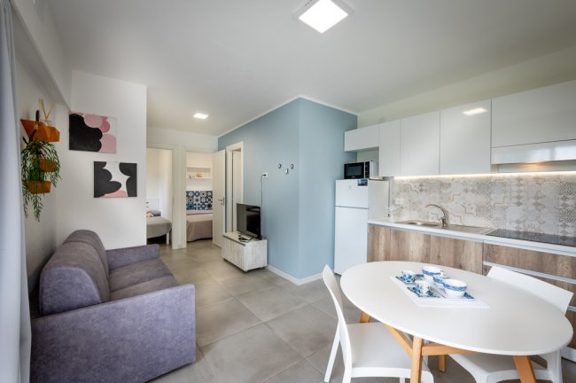 Soggiorno moderno con cucina e divano.