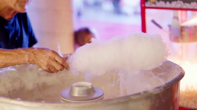 Preparazione dello zucchero filato in una macchina.