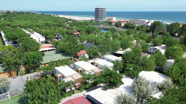 Vista aerea di un campeggio vicino al mare.