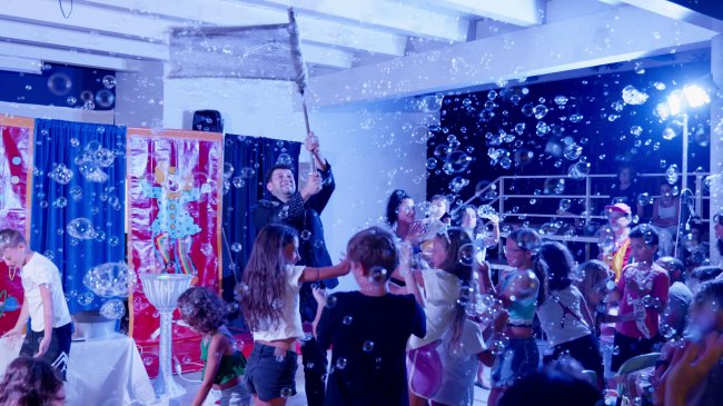 Persone che giocano tra bolle di sapone.